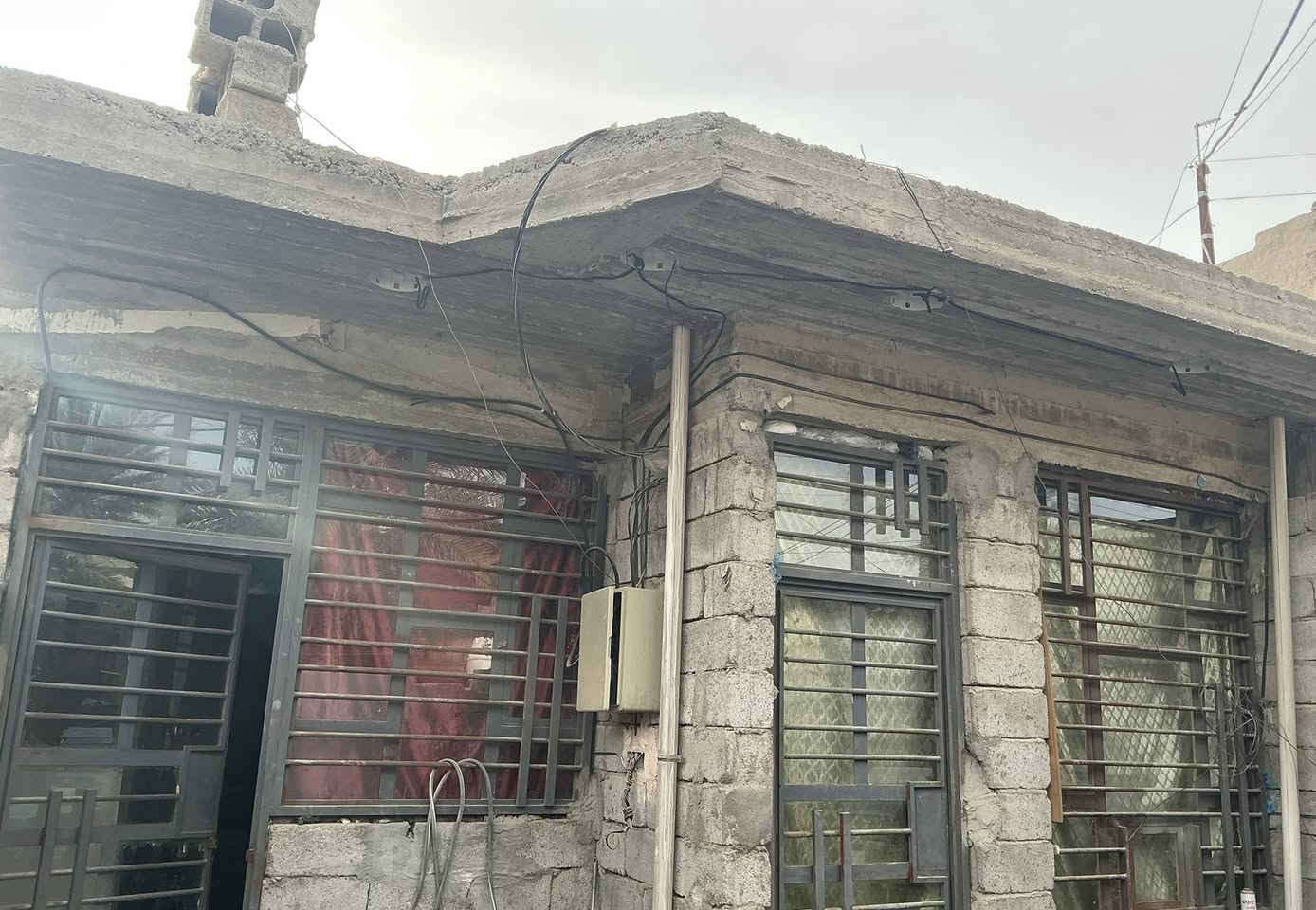 سلام عليكم بيت هيكل للبيع في المدائن قرب جامع سيد علي قريب من الشارع العام متوفره جميع الخدمات مي رساله كهرباء مجاري  وشارع عريض مساحة 125متر وعرض شارع ١٠ تواصل واستفسار خاص او على رقم تلفون ***********
