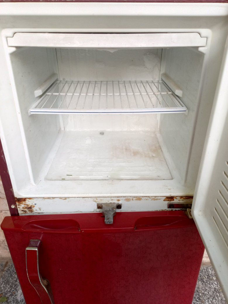 سلام عليكم ثلاجه للبيع شغاله ما بيه اي عطل او تبديل نظيفه كلش او تبريد شغال  ..السعر ٢٠٠ مستعجل عليه كلش او بيه مجال قليل ***********
