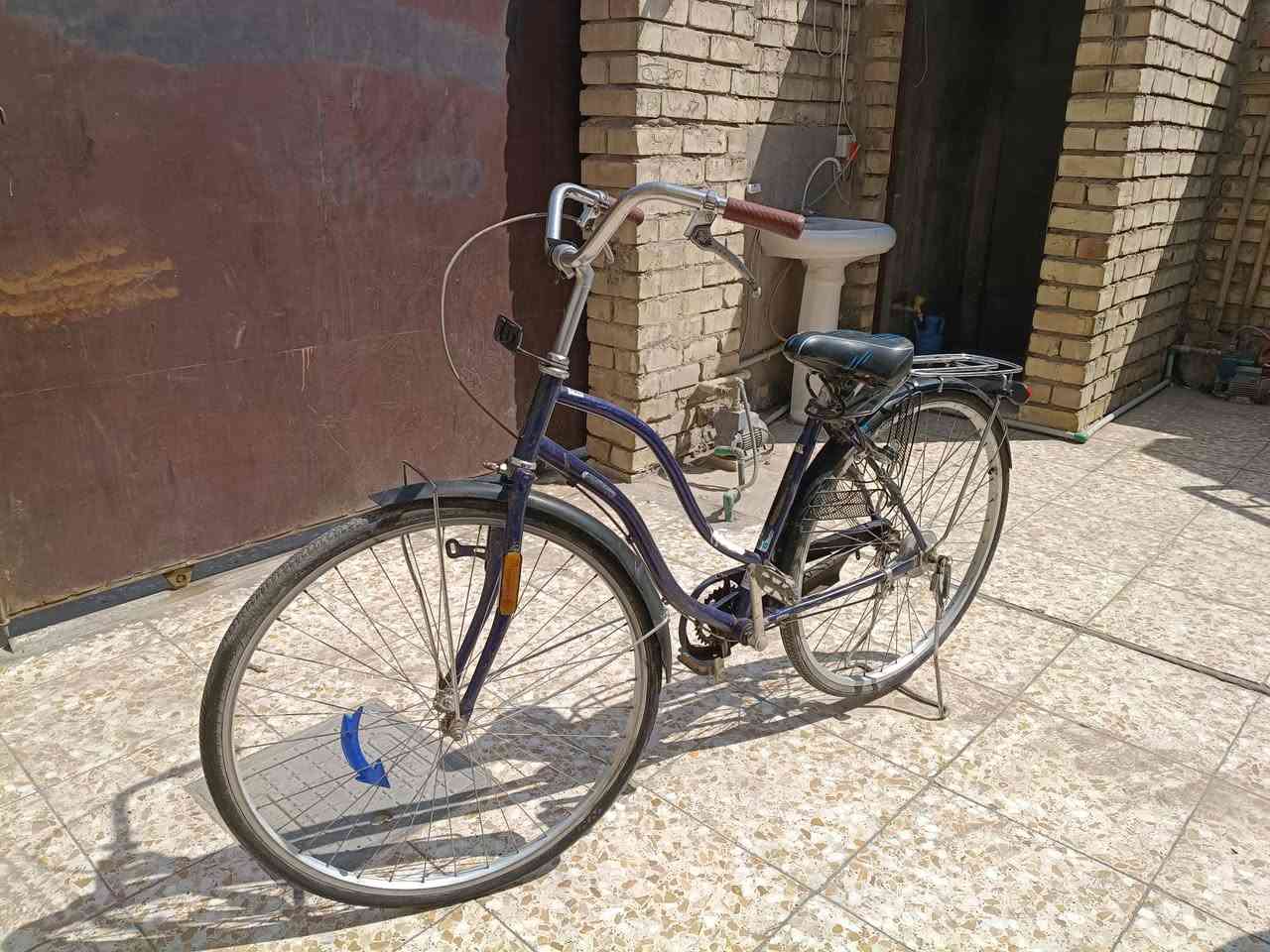 السلام عليكم بايسكل للبيع نضيف حجم 27 عايزه بس زنجيل السعر 75 مكاني بغداد العامريه الرقم ***********
