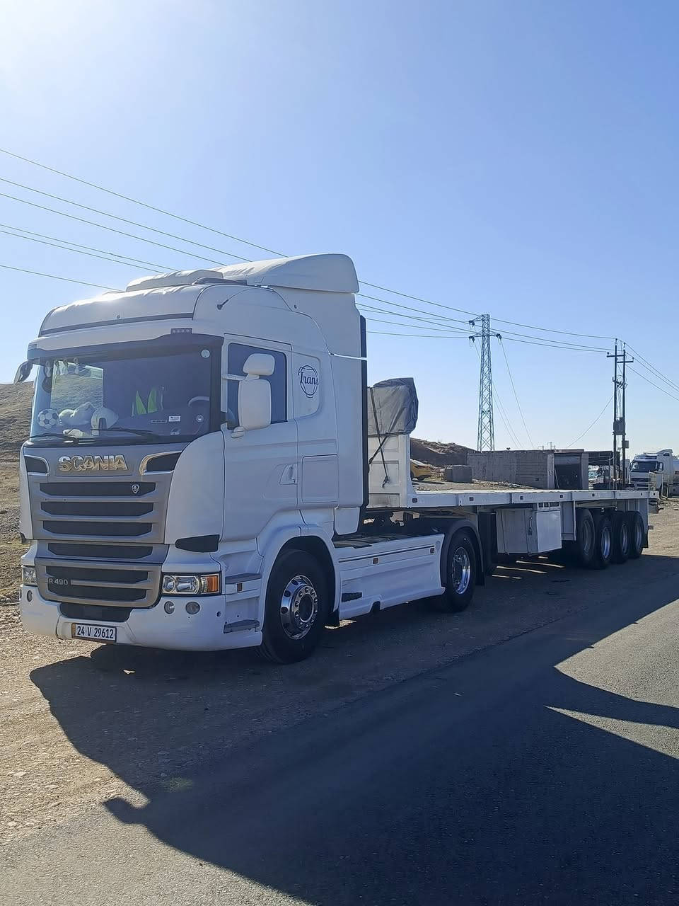 السلام عليكم سياره لبيع سكانيه موديل 2016 جديده صار شهر من مرقمها كير اوتماتيك 12 نمر عرجه تخم ويل كروم اصلي مكينه 490.  سوبر عادي تخم تاير. رتايدر ثلاجه دخليه. سبلت خزن 4جوبلسات لكسن. رقم دهوك. تريد بس راس او راس وعربانه اتصل علئ رقم *********** وتحويل مباشر؟
