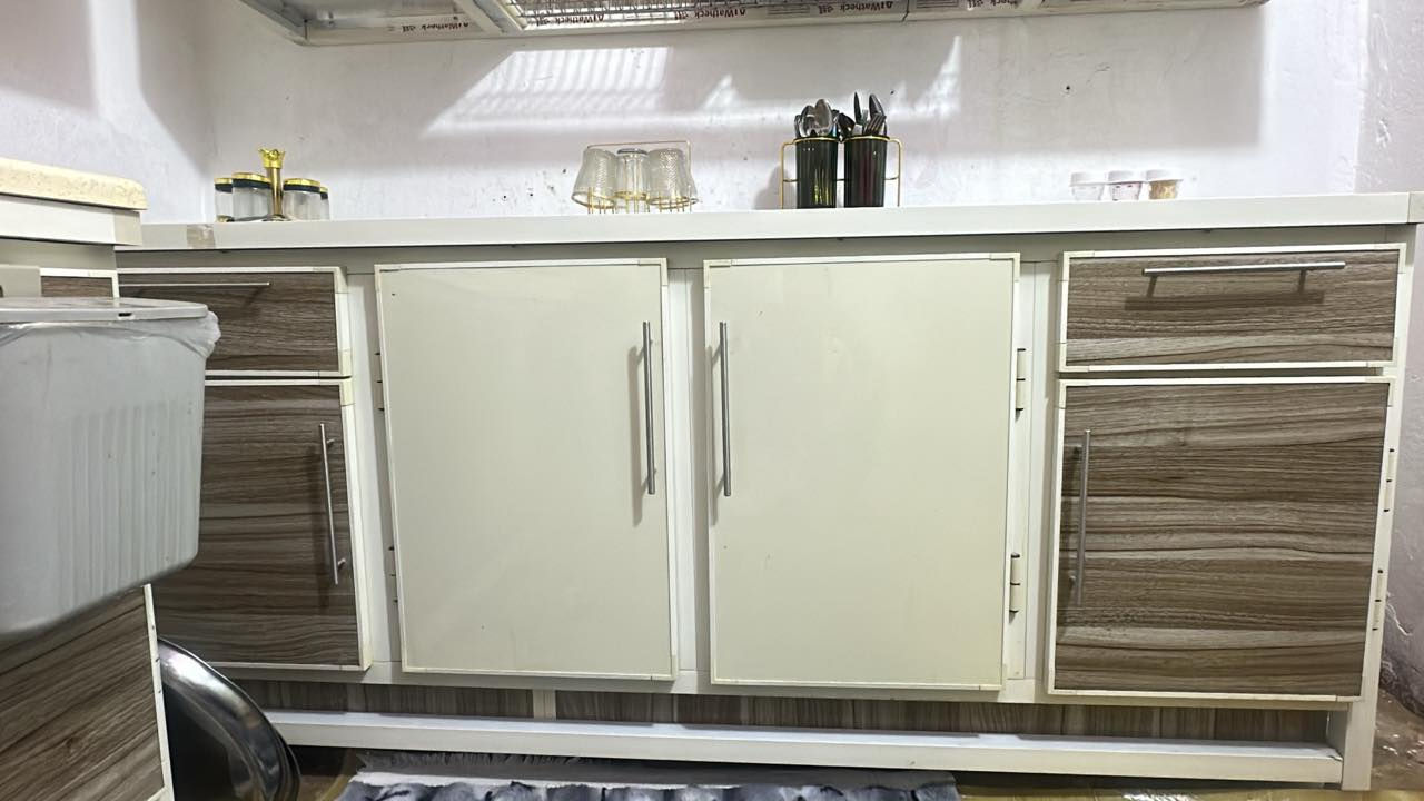 كاونتر تزكام نضيف جدا جديد السعر ٦٠٠ فقل خزانتة واسعة و نضيفة من الداخل و من الخارج للاستفسار على الرقم 

‭٠٧٧٢ ٥٦٠ ٦٥٨٠‬
