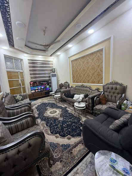 السلام عليكم دار سكن للبيع حي القضاة 

المساحه 150 م بناء حديث طابوق بالكامل 

الطابق الارضي / غرفتين وصاله ومطبخ واستقبال وصحيات وگراج

الطابق الاول / 3 غرف وصاله ومجموعة صحيات سطح شتايگر وسقيفه سندويج  

البيت كامل بدون نواقص وجاهز للسكن 

السعر 325 وقابل للتفاوض 

للأستفسار ***********
