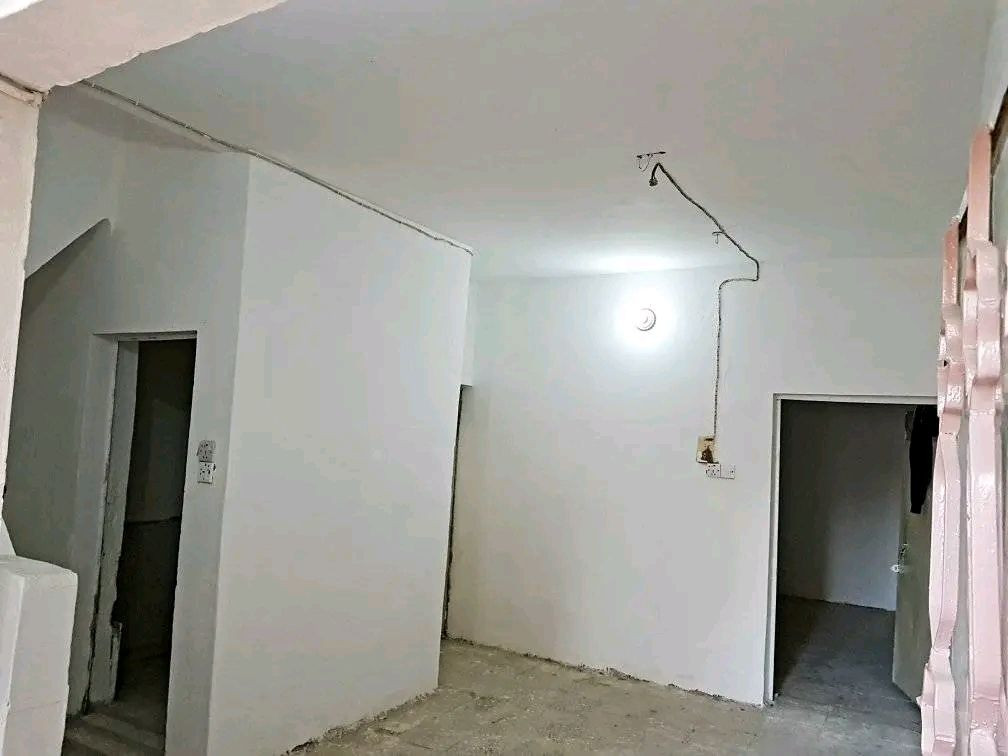 السلام عليكم بيت للبيع مساحة ١٠٠ متر طابق ونص يحتوي الطابق الارضي على صحيات ٢ داخلي وخارجي واستقبال ومطبخ وغرفة نوم وترك والطابق الثاني غرفة نوم كبيره وهول السطح شتايكر الموقع خدمات مسقط منطقة ال ١٦ قرب المستشفى التركي 
المنطقه مخدومه وكامله قريب عليك المدارس والسوك والمستشفى للاستفسار الاتصال على صاحب البيت وليس دلال  ***********
