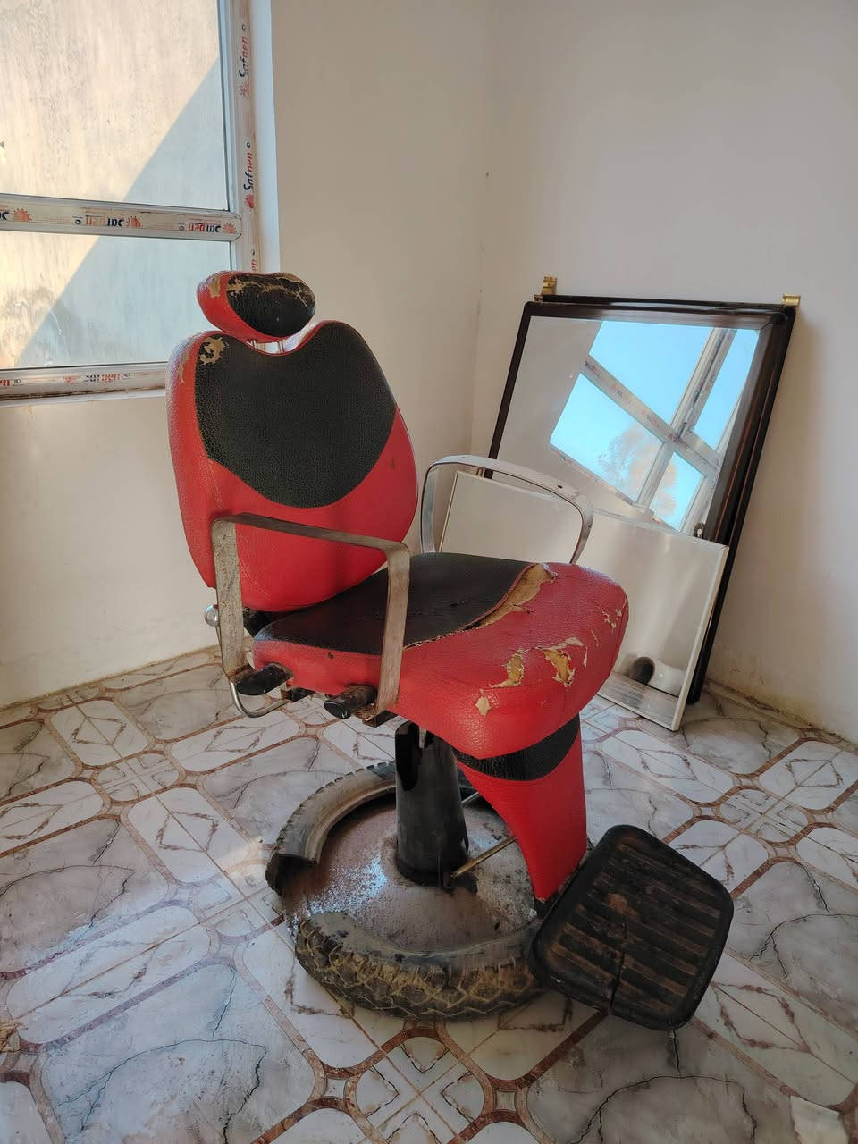 السلام عليكم كرسي حلاقه للبيع شرط ما بي شي السعر 70 وبي مجال للاستفسار اتصل على هذا الرقم 
***********
