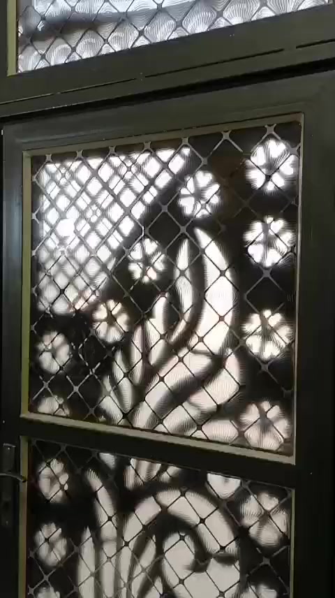 بيت للبيع مساحه الارض 1600متر الشهابي البحديد الناصر قربيه على السجر السعر 150مليون وبيه مجال الهاتف ***********
