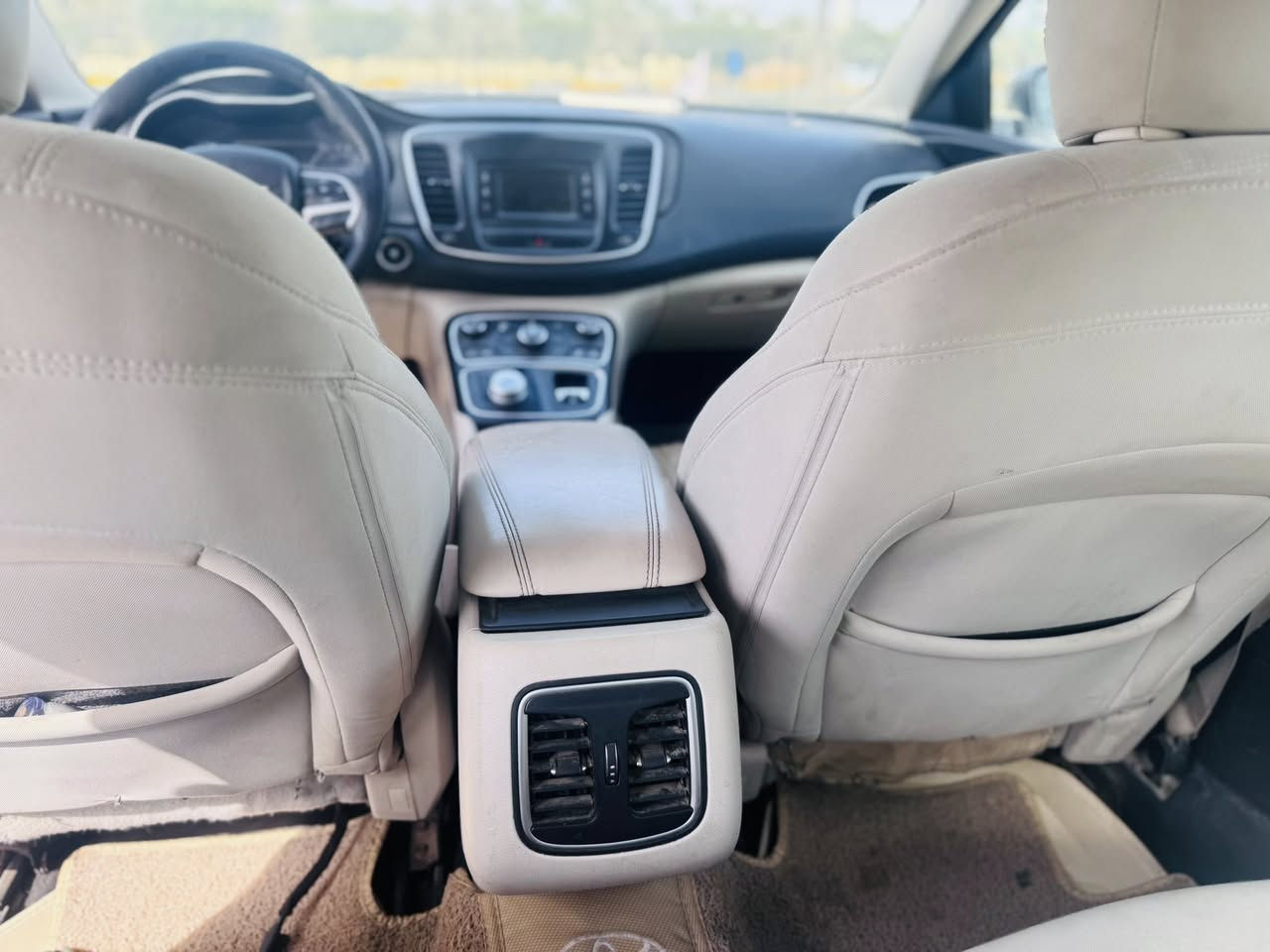 السلام عليكم

كلايزلر C200

2015

اسود رقم بغداد مشروع وطني سنوية لل 2027

المواصفات 

مكينة 2400

تبريد قطعتين 

داخل لونين 

كشن كهرباء

تدفئة كشنات

لايت زنون 

تشغيل عن بعد 

بصمه جهتين

حداديه حديده 

مكينه جديده 

مري قلاب 

كامره خلفيه 

مراوح بلاديه 

السياره كلها بلاديه وبعد بيها هواي مواصفات 

السياره بيهم كم قطعه ابيع صبغ حزام 

مكاني كربلاء السعر (٩٣)

***********
