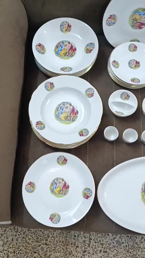 � طقم 78 قطعة
ألاميرات الثلاث أصلي - تحفة من الماضي 
 قطعة نادرة تجمع بين الفخامة والتاريخ؟
طقم كامل أنتيك صناعة تشيكوسلوفاكية أصلية
بزخرفة فنية ذهبية ورسوم كلاسيكية ساحرة

 الطقم كامل جديد غير مستخدم


**إذا كنت صاحب هذا الإعلان وتريد حذفه لأي سبب، رجاءا أرسل رسالة إلى الدعم الفني**