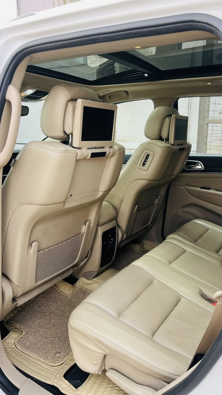 ً
جيب خليجي لمتد بلاص  2019 ثلاث شاشات 
الموديل: 2019. (خليجي) . 
المحرك : V6.  3.6L 
رقم سليمانية هزه وسنويه ورقم الجديد
السياره بيه صبغ شويه ب الباب السايق 
المواصفات :
* دفع رباعي 4x4 . 
* شاشات خلفية . 2
* مشغل اقراص CD/DVD . 
* تحذير النقطة عمياء ⚠ .
* ويل قياس 20 انج .
* سقف بانوراما . 
* شاشه كبيرة 8.4 انج . 
* نظام الخرائط (GPS) .
* ستيرن كهربائي . 
* المصابيح الأمامية زنون .
* كشافات الضباب زنون .     
* تشغيل عن بعد .
* صندوق كهربائي ..
* حفظ وضعيات الجلوس (ميموري) . 
* المقاعد الأمامية كهربائية .
* المقاعد الأمامية تبريد وتدفئة .
* المقاعد الخلفية تدفئة .. 
* حساسات أمامية . 
* حساسات خلفية . 
* كاميرا خلفية .
* تدفئة ستيرن . 
* بخاخ ماء على المصابيح الامامي..
* مرايا متحسسه للضوء العالي . 
* مانع تصادم خلفي .
* بلوتوث تلفون . 
* محدد سرعة . سقف بنوراما فتحتين
* نظام التشغيل والاطفاء الاوتوماتيكي ( Auto Start System ) .
* نظام بريك اوتماتيكي ( Auto Break System )
جديده جدا 
فول واحد ع واحد 
السعر ٢٦٨  وبيها مجال قليل
***********
