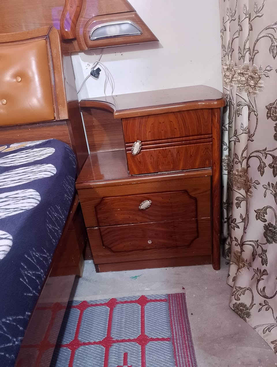 سلام عليكم غرفه نوم للبيع مستعمل ماليزيا لسعر 250وبي مجال لشراي كربلاء حي الغدير شارع 60تصال ***********او***********
