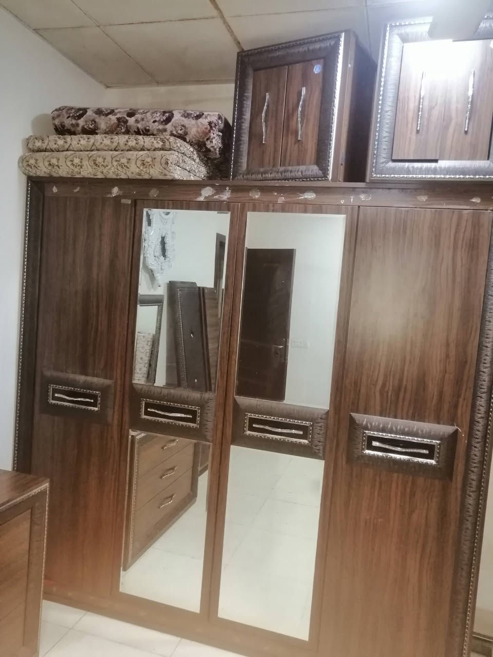 سلام عليكم خوان غرفت نوم خمس غطع بهشكل جربايه فصخته كامله يعني الي ريده سعره ٥٠٠ وبيه مجال حك جيه مكان سليمانيه غريب عفاملي مول لراقب بشرا يتصل ***********
