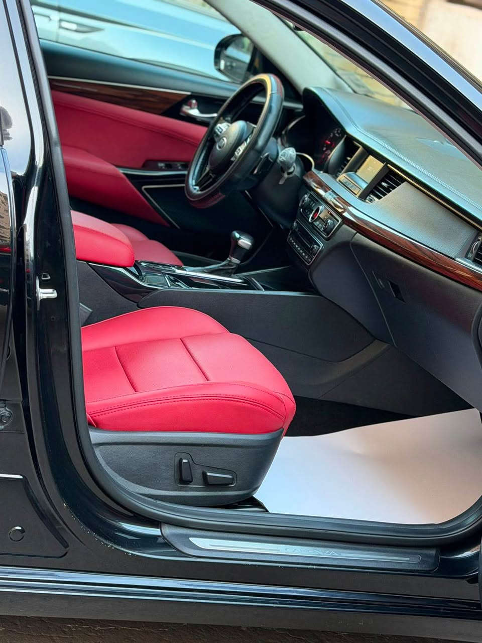 🚗 كيا كادينزا موديل 2018 للبيع 🚗
 نوع السيارة: كيا كادينزا (Kia Cadenza) V6.
 الموديل: 2018.
 المسافة المقطوعة: 154 ألف كيلومتر.
 المحرك: 6 سلندر (V6).
 حالة البدي: مكفولة من الصبغ (بدون صبغ) بحالة ممتازة جداً ونظيفة.
 المواصفات الداخلية: داخل جلد أحمر مميز (طبيعي وراقي جداً)، فتحة سقف بانوراما، شاشة، وتحكم ستيرن كامل (كما موضح في الصور المرفقة )
 السعر: 17,000$ أو 170 ورقة ثابت غير قابل لتفاوض
 الموقع: بغداد - السيدية.
للتواصل 
[ *********** ] ☎️ بغداد, العراق
