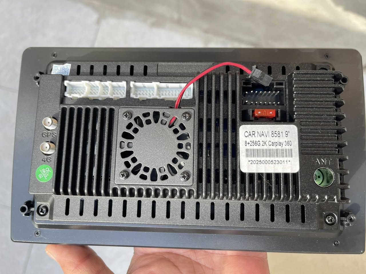 شاشة  كيا أوبتيما (K5) للموديلات بين عامي 2013 و2015.
rocacar.com
rocacar.com
 +1
تتضمن هذه المجموعة المكونات الأساسية التالية:
شاشة لمس ذكية: بمقاس 9 أو 10 إنش غالباً، تعمل بنظام أندرويد وتدعم تطبيقات مثل خرائط جوجل، يوتيوب، ومتجر Play.
إطار الديكور المخصص: مصمم ليتناسب تماماً مع تابلوه سيارة كيا أوبتيما 2013-2015 ليعطي مظهراً أصلياً (فبريكة).
مجموعة الكابلات والوصلات: تشمل كابل الطاقة الرئيسي (فيشة بفيشة)، ووصلات RCA للصوت والصورة، ووصلات USB.
ملحقات إضافية: تظهر في الصورة لاقط هوائي GPS لتحديد المواقع، ميكروفون خارجي للمكالمات، وكاميرا رؤية خلفية مع كابلاتها. 
الميزات التقنية الشائعة لهذه الأنظمة:
دعم أنظمة Apple CarPlay و Android Auto لاسلكياً أو عبر الكابل.
اتصال Wi-Fi و Bluetooth للمكالمات وبث الموسيقى.
دعم التحكم من خلال أزرار عجلة القيادة
ذاكرة عشوائية 8 جيجابايت وسعة تخزين داخلية 256 جيجابايت.
شاشة بدقة 2K وتدعم تقنية CarPlay للاتصال بالهواتف الذكية.
تتضمن ميزات الاتصال GPS و 4G، وتدعم نظام كاميرا 360 درجة.
تأتي مع مروحة تبريد مدمجة لإدارة الحرارة الناتجة عن التشغيل [
السعر 150 الف مكان الديوانيه 
وتعرفون سعرها من 200 الى 350 ال


**إذا كنت صاحب هذا الإعلان وتريد حذفه لأي سبب، رجاءا أرسل رسالة إلى الدعم الفني**