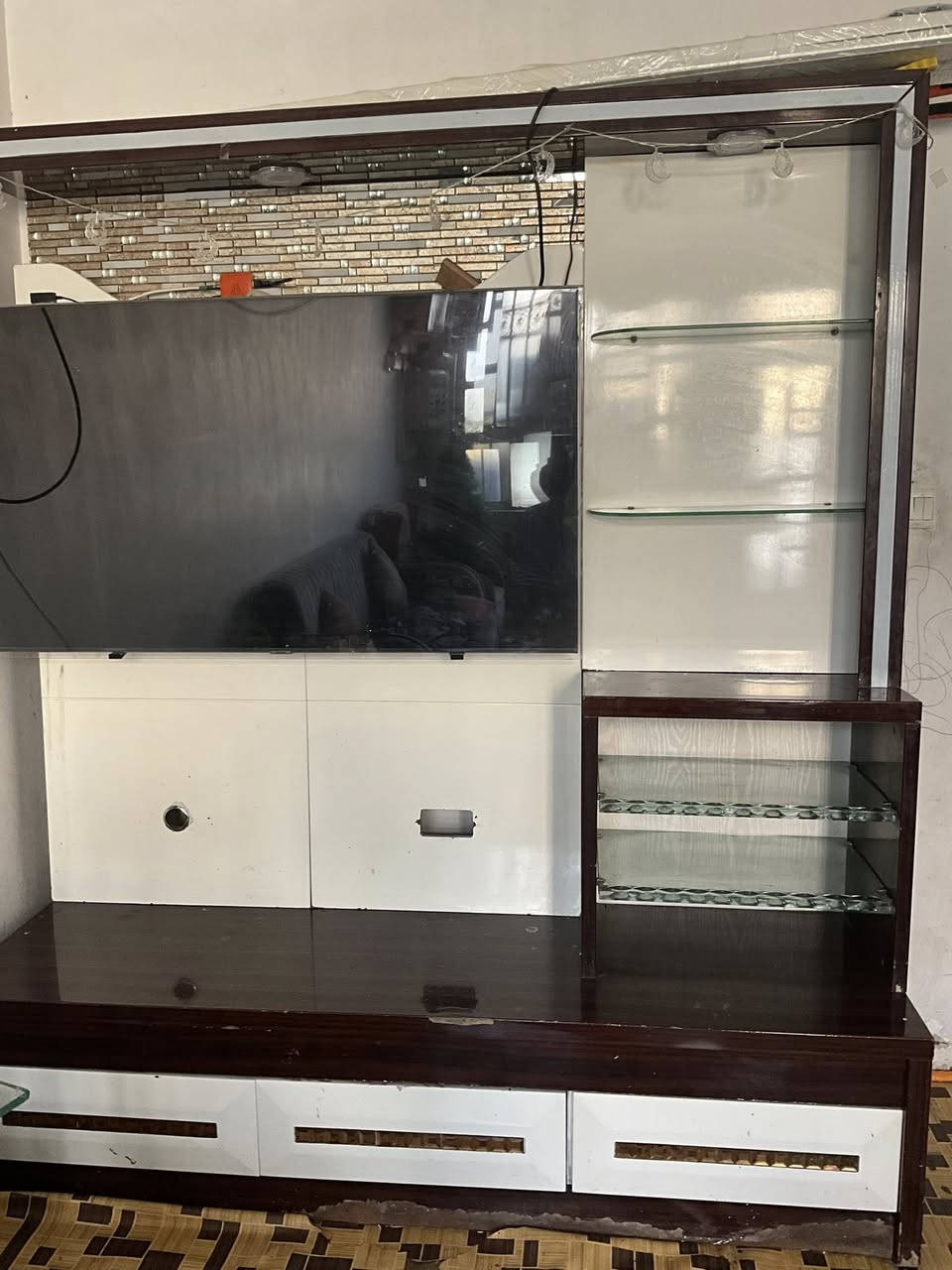 تخم قنفات نضيف ٢٠٠
ميز تلفزيون ٥٠
ثلاجة خمسه قدم ١٤٠
***********
