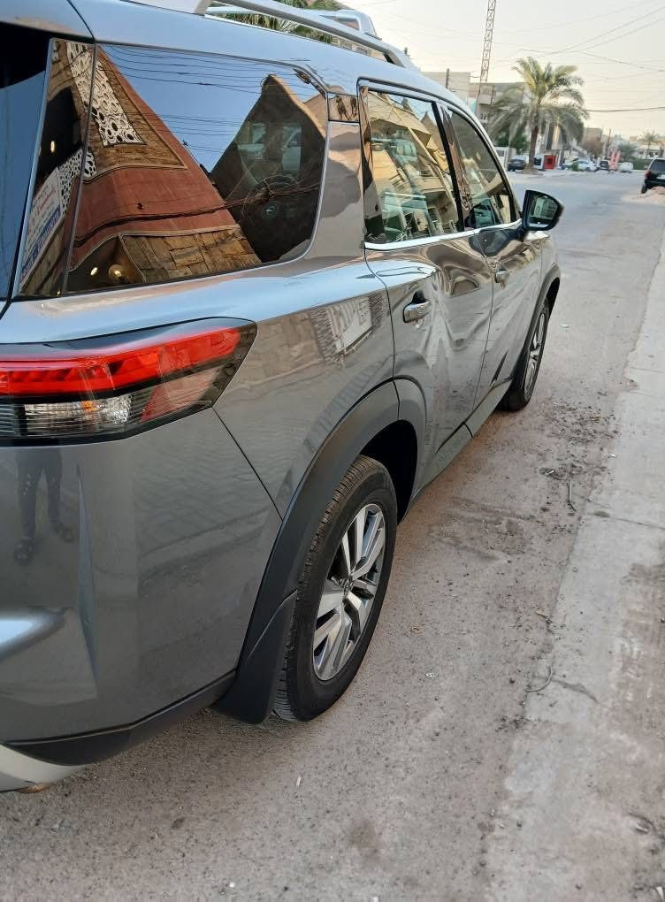 نيسان بافندر ٢٠٢٢ وارد امريكي ماشيه ٣٨ ميل فول مواصفات من عده الفتحة بيها ٣ قطع صبغ بدون ايرباك السياره مابيها اي نقص  باسمي رايدها ب٢٢٠ مكاني السيديه

***********
