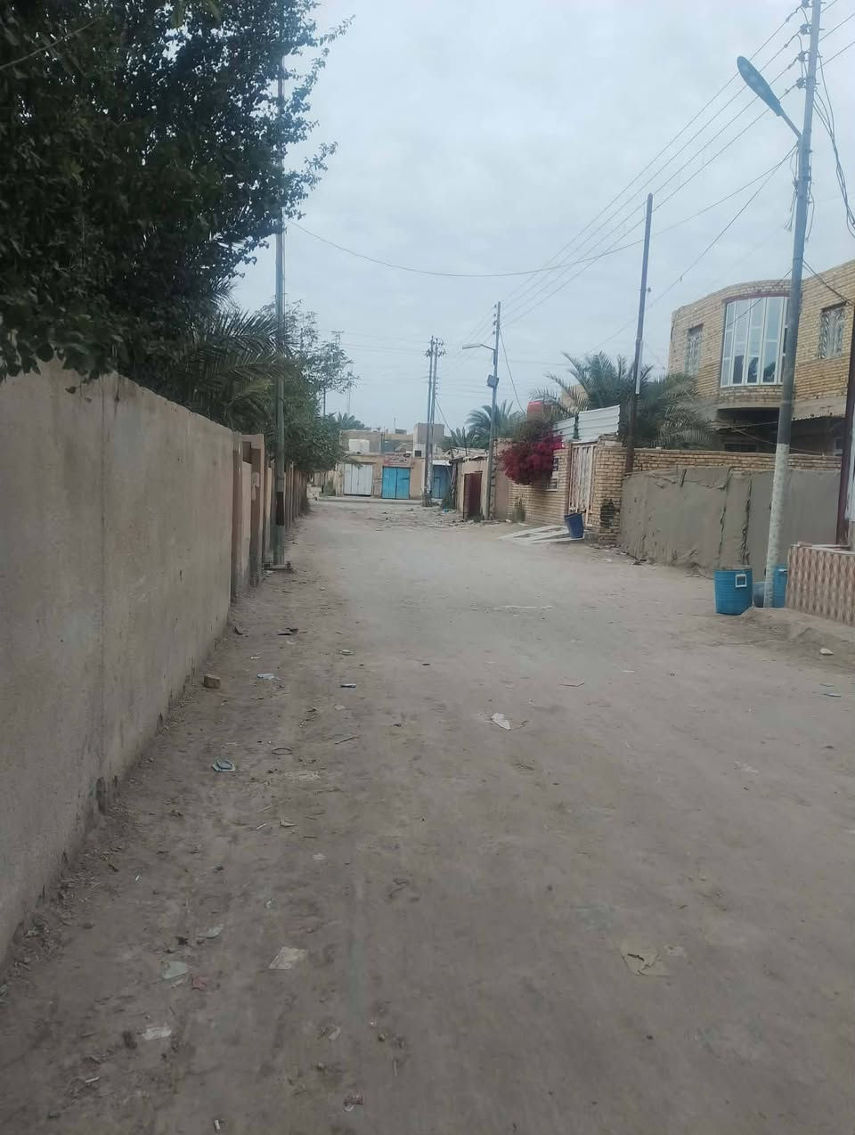 بيت للبيع بالفضليه يم الحسينه مال استاذ كمال بصف مدرسه الفرات او مدرسه محمد باقر الصدر صاير بين الشارعين شارع المواكب وشارع المدارس يم اسواق الفرات 
بيت طابو مساحته 184 متر بناء متوسط مو كلش قديم  نازل عن الشارع بس ك موقع كلش حلو بي غرفتين وصاله وديوانيه جبيره وطارمه للستفسار***********
