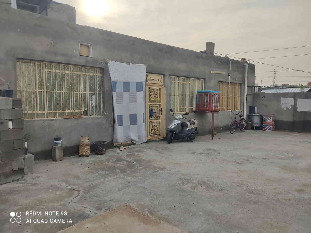 بيت لبيع مساحه 550 يتكون من مطبخ 5*5 وصاله 11*4 ومجمع صحيات داخله وخارجه وغرفه نوم 5*5 كراج سياره بناء حديث سكف شيلمان بلجيكي الاصلي ومعاملته كامله بلبلديه يعني كملت نص معامله باسمي البيت ومتوفره كافه الخدمات يبعد عن مدرسه 50متر ع شارع 30 مولد قريبه كهرباء قويه ماء متوفر  البيت جاهز للسكن  السعر 60 وبيه مجال قليل  رقم *********** قرب دور الايتام الطابو
