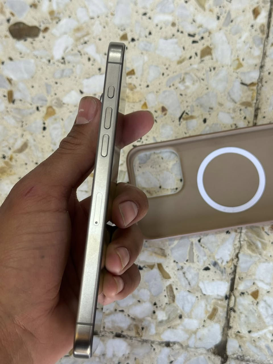 سلام عليكم آيفون 15برو ماكس اخو الجديدا الضرر بس شاشته نفس مواضح بل صوره ذاكره256/بطاريه88مكاني بغداد البياع /***********
