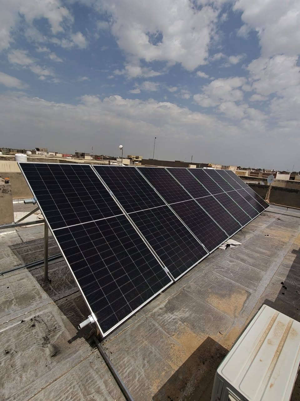 ☀️ تم التنفيذ: منظومة طاقة شمسية ذكية بكفاءة عالية ☀️
​تستمر سمارت هوم (Smart Home) للتميز في تقديم حلول الطاقة المتجددة، حيث نضع بين أيديكم أحدث التجهيزات لضمان استمرارية التيار الكهربائي بأعلى أداء.
​تفاصيل المنظومة المنفذة:
​الألواح: 10 ألواح من نوع LONGI 7 المتطورة (قدرة إنتاجية عالية لتغطية الاحتياج اليومي).
​الإنفيرتر: جهاز DEYE بقدرة 6 كيلو واط (أداء ذكي واعتمادية عالمية).
​التخزين: بطارية Strong لضمان استقرار الطاقة.
​كفاءة التشغيل:
⚡ النظام النهاري: قدرة تشغيلية تصل إلى 20 أمبير مباشرة من الشمس.
🌙 النظام الليلي: سحب هادئ ومستقر يصل إلى 15 أمبير عبر البطاريات.
​نحن في سمارت هوم للتأسيسات الكهربائية نعتمد دائماً على الحسابات الدقيقة لضمان أطول عمر افتراضي للمعدات وأفضل استغلال للطاقة النظيفة.
​📍 خدماتنا تشمل: تصميم، تركيب، وصيانة منظومات السيطرة والطاقة المتجددة.
📞 للاستفسار أو الحجز: (***********)
​#طاقة_شمسية #سمارت_هوم #الكهرباء_الحديثة #LONGI #DEYE #العراق
