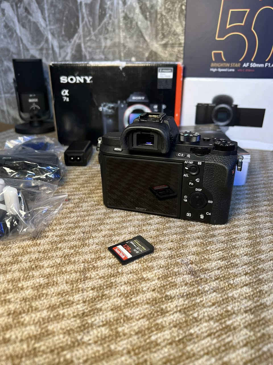 كامرات سوني وعدسات وهم للسوني
Sony a7ll مستخدم 
Sony zv-E10 جديد 
تريده وياه العدسه تريد بدون عدسه راسلني او اتصل بيه وتدلل والاسعار يمك ماعرف سعرهن بيش بلسوك يعني من تخابرني او تراسلني انته تنطي سعر ***********
