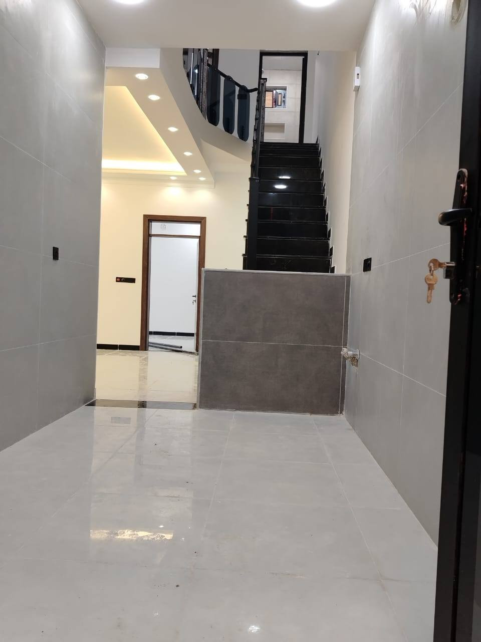 #لدينا_دار_للبيع مساحه 100 متر واجهه 6 وربع ونزال 16 طابو زراعي سند 25 قرار محكمه البيت يحتوي على 3 غرف نوم وصاله وستقبال ومطبخ  العنوان بغداد الدورة مدخل البوعيثه مجمع الحليم 
هاتف ***********
