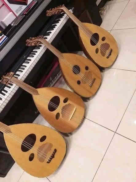 عود زرياب جديد سوري المنشأ الاصلي 🔥🔥
متوفر توصيل لكافة محافظات العراق🚚🚚
‭***********
واتس اب

مميزات العود 👇👇👇👇

🔥الوجه خشب سيدار والظهر جوز شامي

🔥مفاتيح العود خشب جوز 

🔥الاوتار نوع لابيلا اصلية امريكية المنشأ

🔥يحتوي على مفتاح النكي لرفع وخفض ارتفاع الاوتار عن الزند (زند معياري) 

 🔥مضرب العود من السيسم

🔥 جنطه من الجلد وريشه هديه وطقم اوتار
بسعر  مناسب جدا🤏🤏🤏
