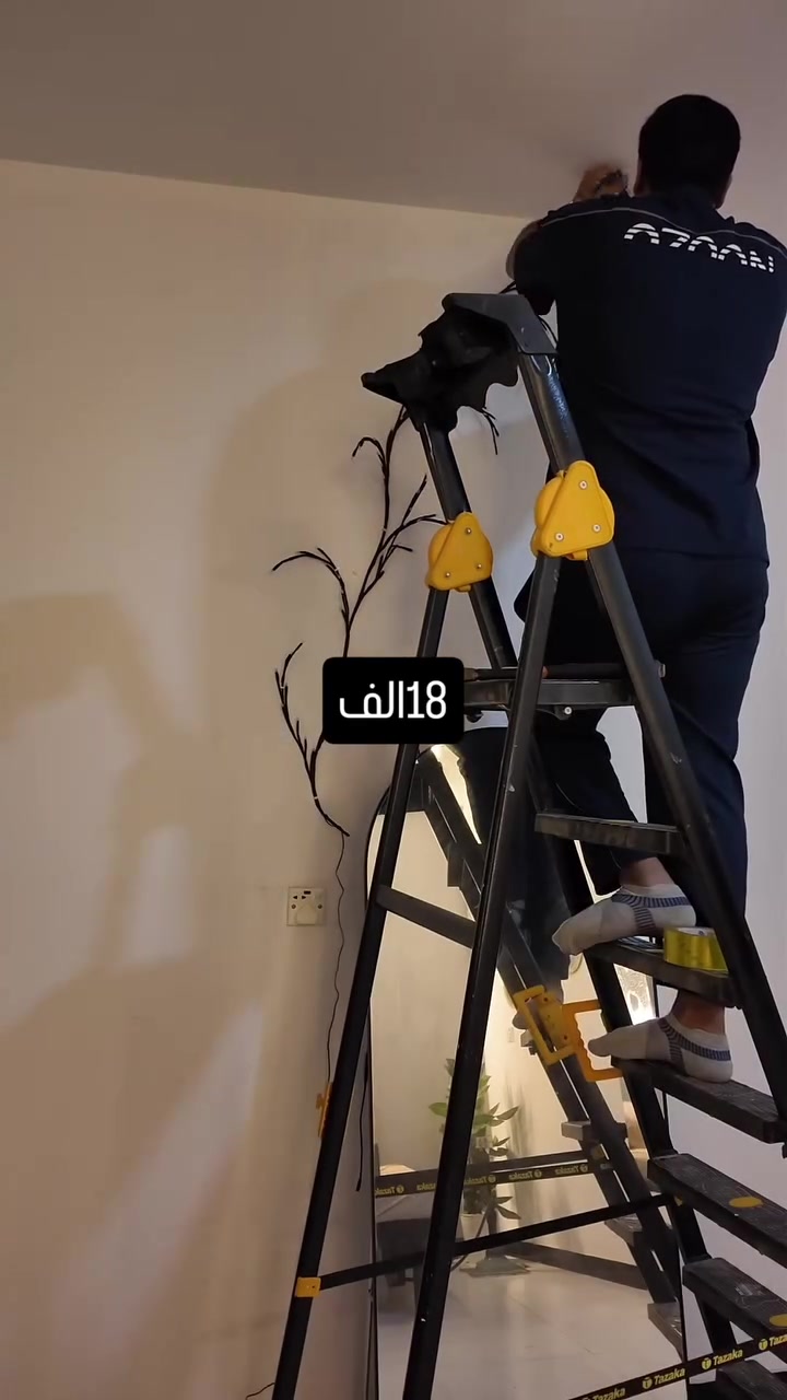 إنارة جدارية بشكل شجرة
الاستخدامات

مثالية لتزيين الجدران، الغرف، الممرات، والمداخل.

تضيف أجواء دافئة ورومانسية للمنازل والمقاهي والمناسبات.

مناسبة لتزيين جدران التصوير أو زوايا الديكور الحديثة.

يمكن استخدامها كإضاءة ليلية ناعمة ومريحة للعين.

المميزات

تصميم مبتكر يشبه فروع الأشجار بإضاءة LED دافئة تمنح لمسة طبيعية وجمالية.

تعمل بوصلة USB، مما يسمح بتوصيلها مع أي باور بانك أو شاحن أو كمبيوتر.

مزودة بزر تشغيل مدمج في السلك للتحكم السريع بالإضاءة.

سلك مرن ومتين بلون بني بطول حوالي 2 متر يمكن تشكيله وتثبيته بسهولة.

إضاءة موفرة للطاقة وآمنة للاستخدام لفترات طويلة.

خامات مقاومة للاستخدام الداخلي والخارجي الجزئي (بعيدًا عن الماء المباشر).

مميزات ريموت التحكم

أزرار تشغيل – توقيت – إيقاف.

8 أوضاع إضاءة مختلفة (Flashing – Fading – Steady وغيرها).

إمكانية التحكم في درجة السطوع (DIM):

- زر "+" لزيادة السطوع
- زر "–" لتخفيف السطوع

ميزة المؤقت TIMER لإضاءة تلقائية دون الحاجة للتشغيل المستمر.

محتويات الصندوق

شريط إنارة LED على شكل فروع شجرة بطول 2 متر.

سلك تشغيل USB مع زر تحكم.

ريموت تحكم لاسلكي متعدد الوظائف.

الملاحظات

يُفضّل تثبيته باستخدام مشابك صغيرة أو لاصق خفيف على الجدران الملساء.

تجنّب ملامسته للماء أو الرطوبة العالية للحفاظ على عمره.


**إذا كنت صاحب هذا الإعلان وتريد حذفه لأي سبب، رجاءا أرسل رسالة إلى الدعم الفني**