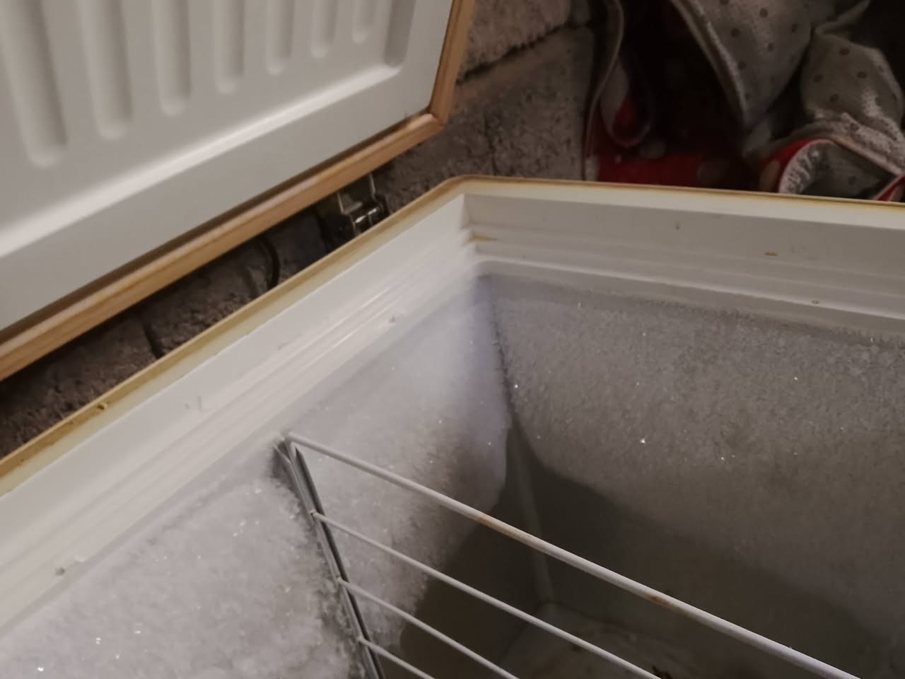 سلام عليكم مجمده حجم كبير نضيفه سعر 200وبيها مجال رقم ***********
