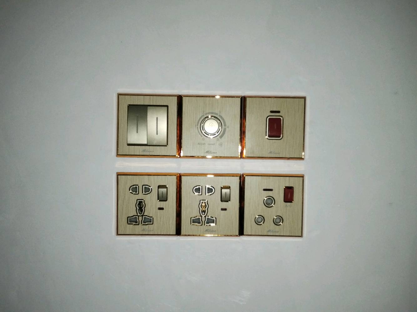 السلام عليكم كهربائي منازل 
وشغل نضيف ودرجة اولى 
وسريع ان شاء الله اتصل وبالخدمة 