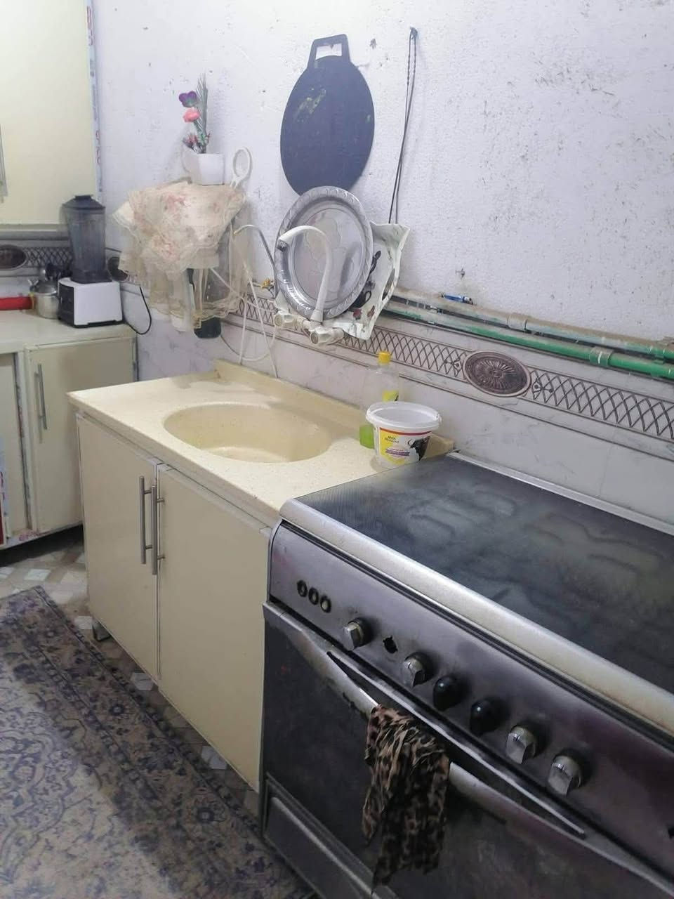 بيت ٢٠٠ متر للبيع 
فارغ حاليا جاهز للسكن
حي شهداء قرب جامع المحسن
البناء متوسط
بالامكان ابيع نص امامي او خلفي حسب رغبه والاتفاق 
للاستفسار 
***********
