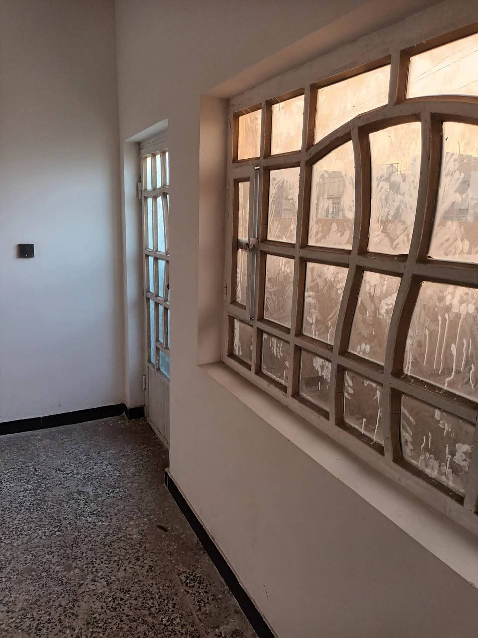 شقة للايجار طابق اول .. المساحة (٨٥)م ، تحتوي على غرفة وصالة ومطبخ وحمام ومنور خارجي ، المكان المعلمين قرب ثانوية القادة للبنين، المبلغ (٤٠٠) الف ، وبيه مجال.
اتصال على الرقم *********** وبيه واتس اب .
