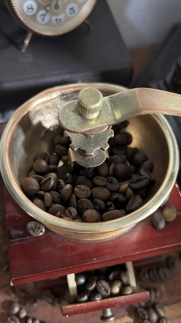 ☕ مطحنة قهوة كلاسيكية ديكور وفينتاج ☕

إذا كنت من عشاق القطع القديمة والديكور الراقي، هاذ المطحنة تضيف لمسة دافئة وأنيقة لأي بلاصة 
المكتب أو المقهى. تصميم كلاسيكي مصنوع من الخشب مع تفاصيل من النحاس يخليها قطعة ديكور مميزة وتلفت الانتباه من أول نظرة.

✨ تصميم فينتاج أنيق
✨ تفاصيل دقيقة وتشطيب راقٍ
✨ مناسبة للديكور، والاستعمال والتصوير، المقاهي 
والركن الكلاسيكي
✨ قطعة تضيف جوّ من الأصالة والحنين للزمن الجميل

📏 حالة ممتازة وتعمل كما هو موضح في الصور.

💰 فرصة لعشاق التحف والديكور الفخم، قطعة مميزة ما تتفوتش.

📩 للمهتمين، راسلونا عالخاص للاستفسار والسعر


**إذا كنت صاحب هذا الإعلان وتريد حذفه لأي سبب، رجاءا أرسل رسالة إلى الدعم الفني**