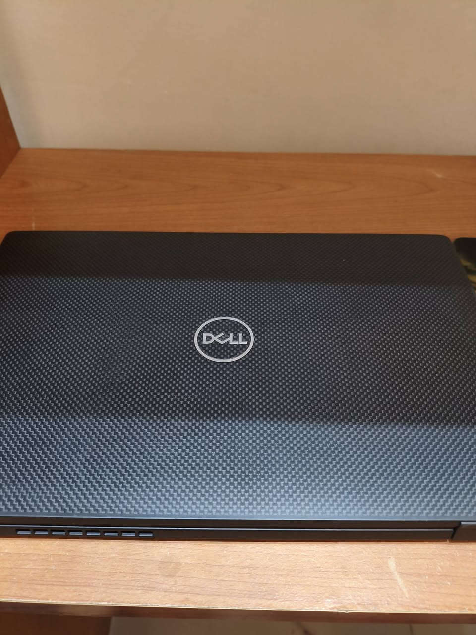 السلام عليكم 
لابتوب dell 7410 جهاز غني عن التعريف تصنيع ألياف كاربون بالكامل صارلي اسبوعين من اشتريته احتاجيت فلوسة وأريد ابيعه 
Intel Core i5-10310U

RAM:16 

256 M.2 NVMe PCIe SSD
كرت شاشه داخلي 8 گيگا 
غراضة كامله وياه ماوس و ماوس باد والجنطه والشاحن 
للأتصال ***********
المكان بغداد الجديده خلف مرور الرستمية
السعر 325
