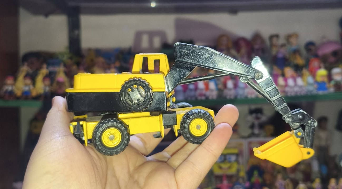 مجسم صغير لحفارة (Excavator) من إنتاج شركة ماجوريت (Majorette).تم تصنيع هذا النموذج بمقياس 1/56، وهو مصنوع من المعدن (Diecast) في فرنسا.


**إذا كنت صاحب هذا الإعلان وتريد حذفه لأي سبب، رجاءا أرسل رسالة إلى الدعم الفني**