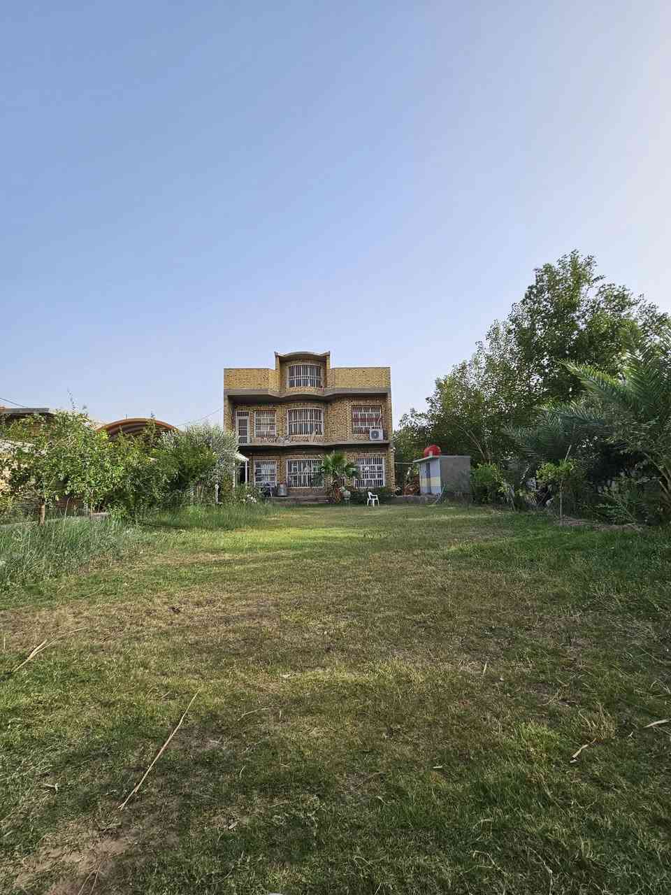 🌿 السلام عليكم ورحمة الله وبركاته 🌿
مزرعة متكاملة للبيع 
المساحة الكلية: 1200 م²
بيت حديث البناء (طابوق + كونكريت مسلح)
بيت طابقين مؤثث بالكامل
حديقة أمامية وحديقة خلفية تضيف جمال وخصوصية
كراج واسع يتسع إلى 4 سيارات
 الطابق الأول:
استقبال  ومطبخ متكامل وغرفة
صالة واسعة
صحيات داخلية وخارجية
الطابق الثاني:
4 غرف متكاملة
مساحة كل غرفة 4 × 5 م²
صحيات كاملة
 البيع يشمل الأثاث أو بدون أثاث حسب الرغبة
للاستفسار يرجى الاتصال على الرقم التالي:
***********
