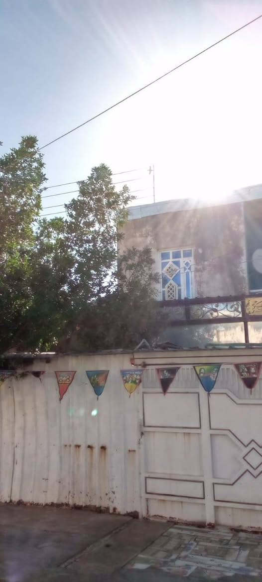 بيت للبيع في حي الرحمه الأول محافظة ميسان طريق الطيب مية متر مربع عشره في عشره طابقين الطابق العلوي غرفتين مع بالكونه الطابق الأرضي غرفتين وصاله كبيره وديوانيه وأسواق وصحيات ومطبخ حار ومطبخ بارد
للتواصل على الرقم  ( ***********  ) بيه واتساب
