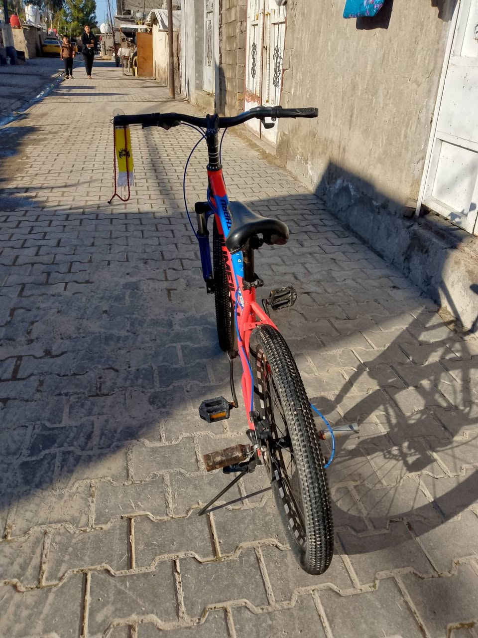 السلام عليكم بايسكل للبيع 75 وبين مجال مكان الشعب حي البساتين *********** متواجد بس على الواتساب فقط
