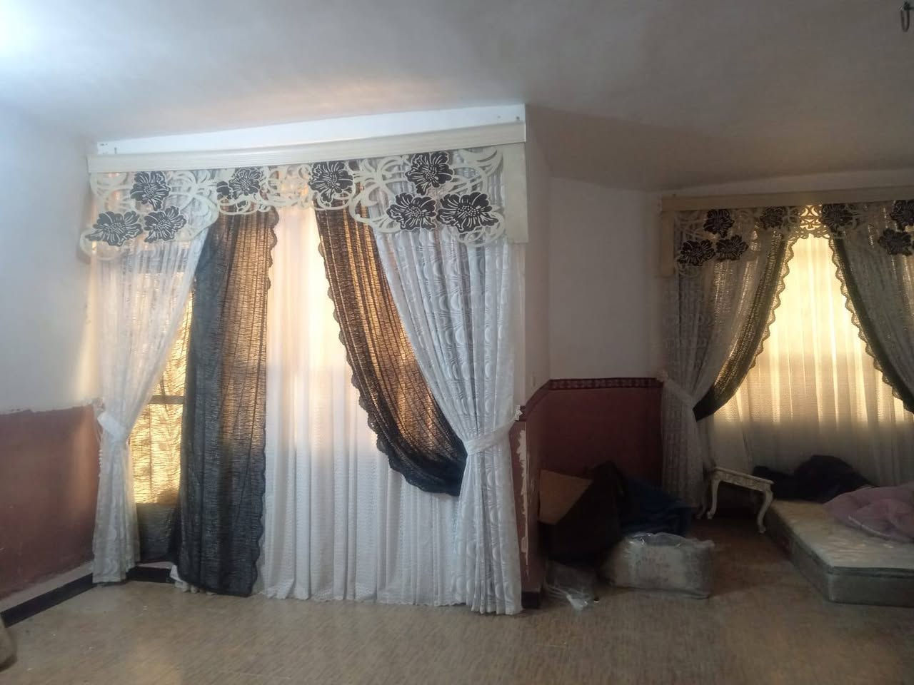 بيت..للبيع .... طابقين.. ((المساحة ١٧٠ م ...))طويريج الجمعيه على شارع مع منظومة كاميرات..طابق اول غرفه  استقبال  أرضي مع صحيات  والطابق الثاني غرفتين أحد الغرف نظام سويت المجمع ٣. غرف طابو سند 25
بيت جديد 
((سعر 90ملبون ))مع المجال
مندوبه ضحى احمد للعقار 
تواصل واتساب 
‏‪***********‬‏
