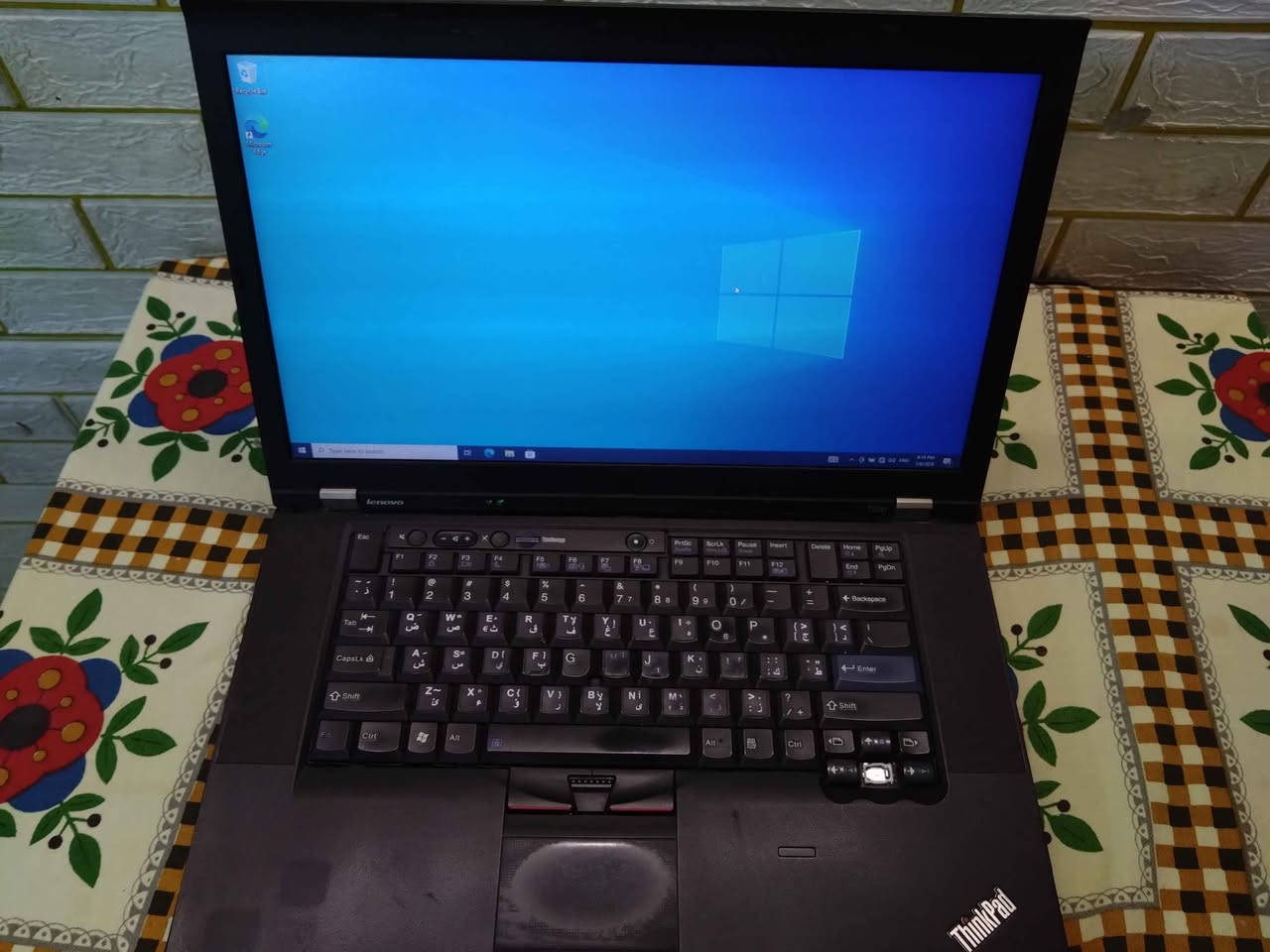 **للبيع: لابتوب Lenovo ThinkPad T520 اقتصادية جداً (شغالة على الشاحن) 💻**
اللابتوب مخصص للأمور الأساسية (تصفح، يوتيوب، دراسة، بحوث، أو لأصحاب المحلات للمحاسبة)، ومحدث بهارد سريع جداً.
**⚙️ المواصفات:**
 * **المعالج:** Intel Core i5 (الجيل الثاني).
 * **الذاكرة (RAM):** 4 جيجابايت.
 * **الهارد:** SSD 256 جيجابايت (سريع جداً بالتشغيل والفتح).
 * **الشاشة:** 15.6 بوصة.
**⚠️ ملاحظات بكل أمانة:**
 * **البطارية:** تعبانة (الجهاز يشتغل مباشرة على الشاحن الأصلي، والي يحب يكدر يبدلها متوفرة بالسوق).
 * **النظافة:** الجهاز بيه آثار استخدام واضحة  بس كأداء داخلي وشغل شغال وطبيعي 100%.
 * **الملحقات:** الشاحن الأصلي ماله وياه.
**💰 السعر والتواصل:**
 * **السعر:** 90 ألف دينار عراقي (وبيه مجال بسيط للشراي).

الموقع بغداد الوشاش
  مراسلة الخاص أو اتصال: [***********] بغداد, العراق
