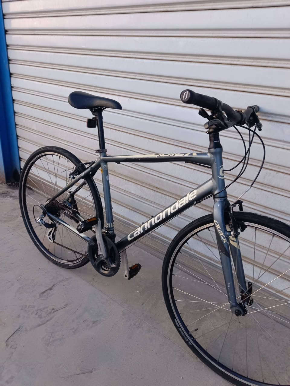 السلام عليكم اخواني دراجه ماركه cannondale حجم 28 الفريم L معدن المنيوم سستم شيمانو التوس 3/8 نضافه 100/90 كلها بلادي رقبه ستيرن وياله تايرات كانوندول سعرها 260 بيها مجال للاستفسار *********** واتس اب عنوان موصل كوكجلي يوجد توصيل
