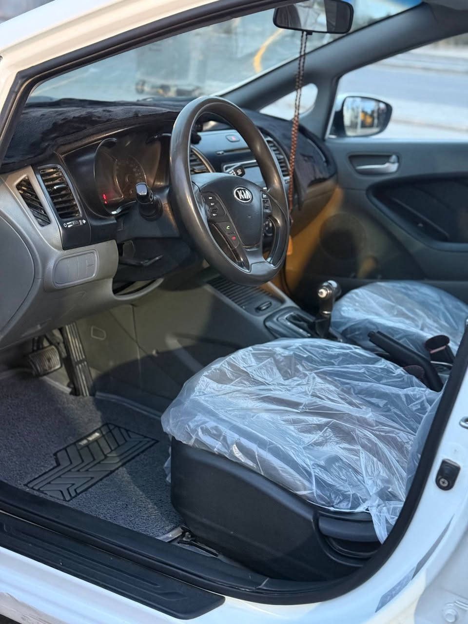 السلام عليكم اخوان
سيراتو 

2013

نص فول 

اربعه دسك 

تحكم ستيرن 

لد بلايت 

كير مكينه حداديه تبريد كله مشروط 

دوشمه عام رقم انكليزي اربيل

ستوه داخله هزه السياره 

تريد وكاله. تريد تحويل موجود

السياره بيه الباب الخلفي صوب العبري فقط ولباقي كله كفاله 

***********
