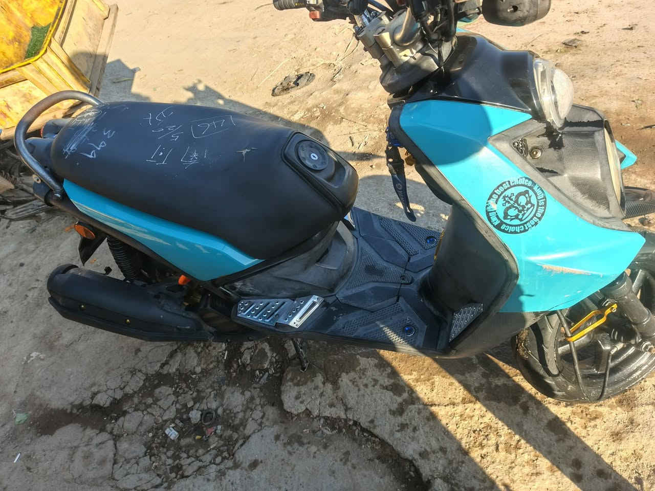 السلام عليكم سكنز جبل موديل 13
صارله فتره من نازله 
دراجه مكفولة من كلشي
محرك يخبل مامفتوح
تزويد كبالك بصور

هاوزن رياضي أبو الختم الحفر
قبق جوزه
تعلاكه
غلاف رقم شاصي
سويج 
يدات 
دبل اشاره
صوندات 
كاعيات فضيات 

سعر 1500 وبيها مجال 
***********
