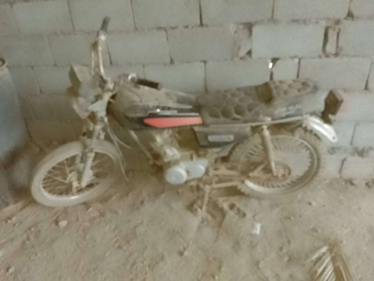 السلام عليكم دراجه للبيع شغاله بس متروكه سعر خاص واسط قضاء الحي ***********
