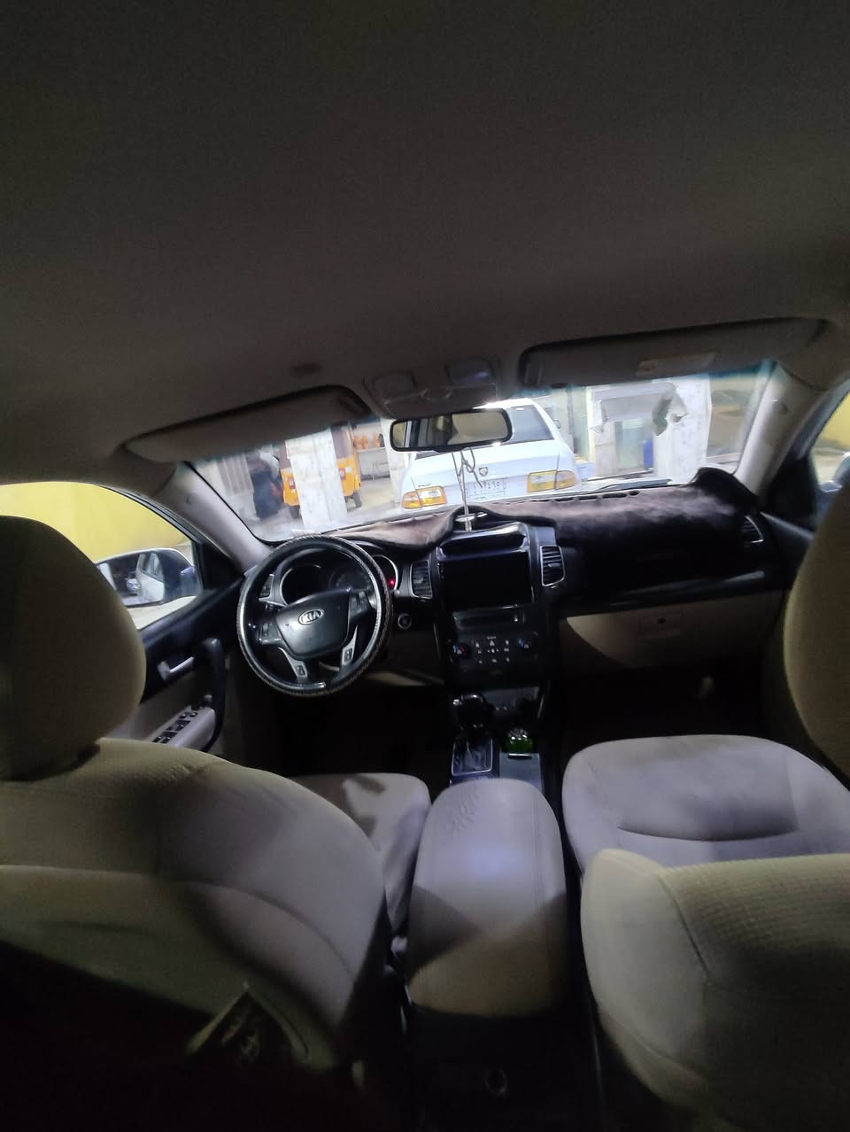 السلام عليكم سورنتو موديل 15 خليجي بسمي سبعة راكب ستة سلندر السعر 160 بيه مجال السيارة مابيه سنوار تجي وتفحص اي شي بيه ينزل من سعر السيارة *********** تحويل ثاني يوم
