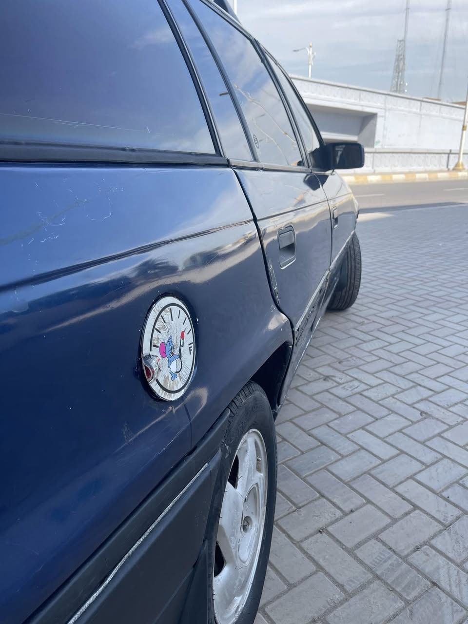 السلامه عليكم سياره أوبل استر موديل 92 سياره جاهزه وحلوه ونامه مكينه وكير شرط وهاي نضافتها كدام عينكم  داخل نضيف مشروع  بطايت جدد بس تشدهن كهربائيات كلها كامله زنًون طوافه كله شغال   سنتر لوك كامل شغال رقم واسط اني الشرعي مالتها تريد وكاله تريد تحويل هزه جديد سنويه جديده  مشروع وطني السياره السعر 37 بيها مجال مكاني تكريت *********** يرهم مراوي حسب القناعه
