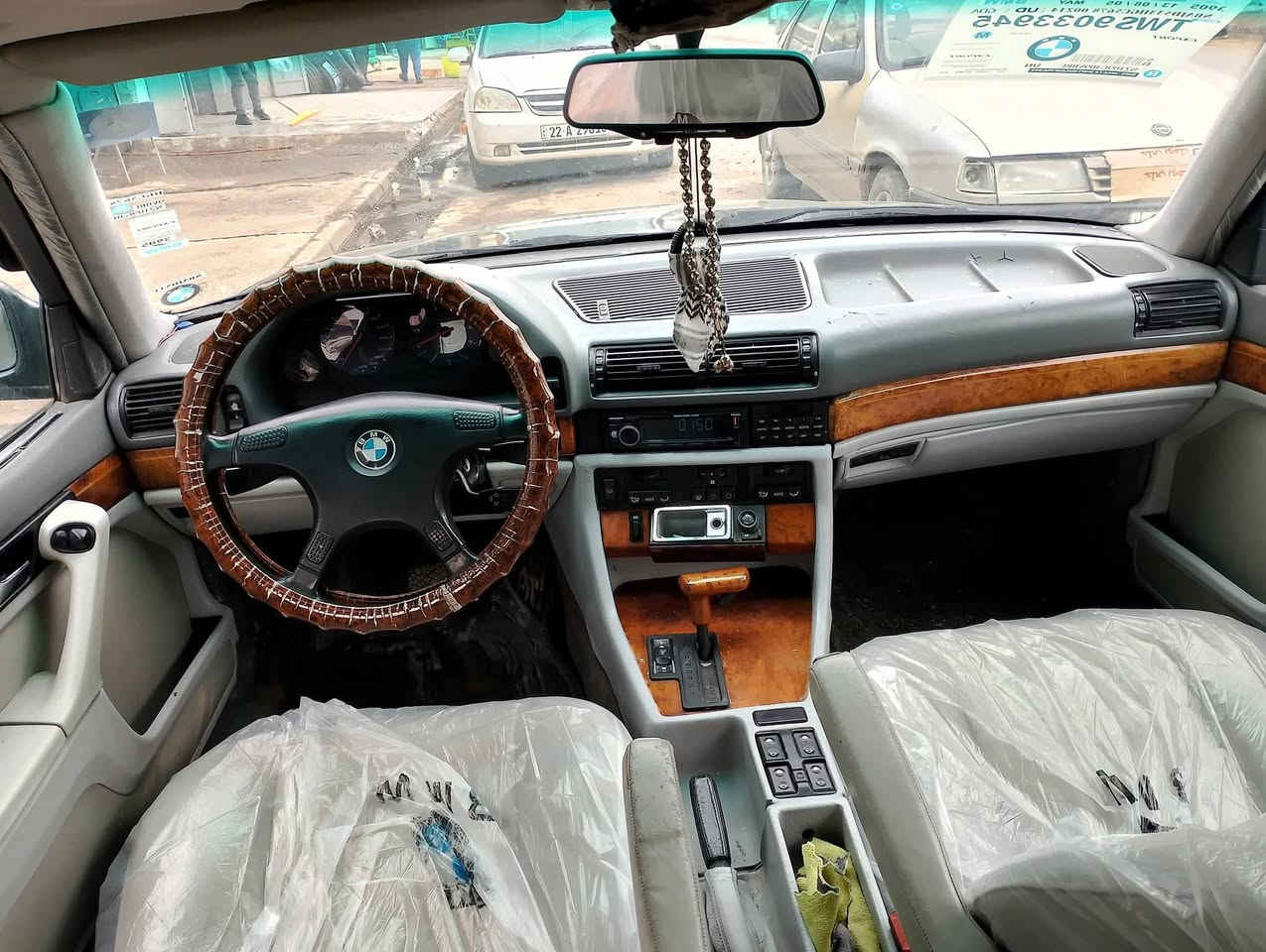 السلام عليكم
بي ام دبليو 🚗 
حجم 735👋
موديل 1990✋
رقم نينوى اوربي 🙋 سنويه وهزه جديده 🙋 
كاربون بانزين ⛽ شرط الوكالة والتحويل 🙋 
اني الشرعي 👋 
تبريد ثلج 🥶 مكيف الهواء 
طخم تاير طخم امامي خلفي جديد 👋 
💎 السياره فول مواصفات 
📢 ظررها مصبوغة عام جماليه فقط وبدون دواخل 
🛑 #السعر 60 وبيها مجال قليل 
***********
