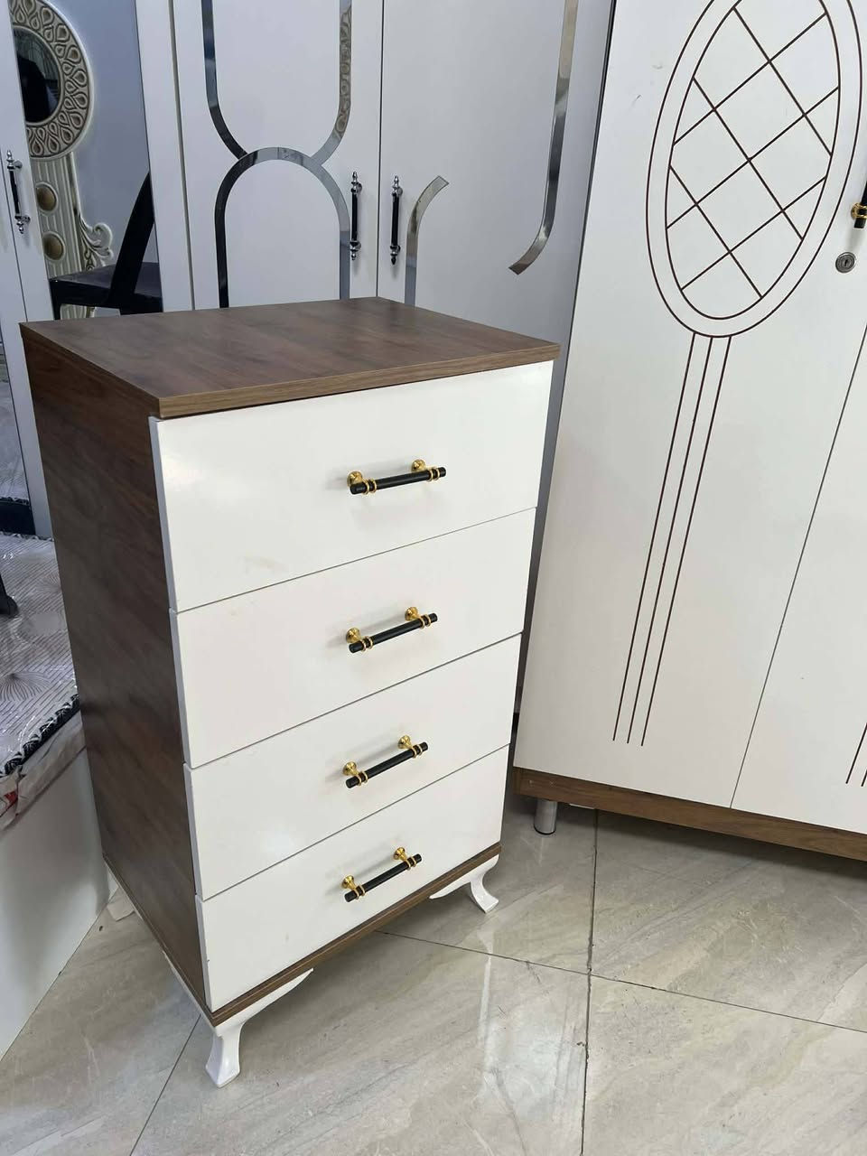 تـاقــم نــوسـتـن شـە شــ پـارچـە
مــاشالـلـه حـسـێــبـکــە لــۆکــە
دۆشـکێکـي طوبـي لـه نـاو لایلۆن لـەگە ڵایـە
زۆر زۆر خاوێــنــە مــاڵ دۆســتــە 
بۆ نرخ په یوندی بکە ن یان سه ردانمان بکە ن
پــێشـانگـاي ســه یــوان پـاڵانـي 
◀️***********
📲*********** viber
🌐کە لار-ناوبازاڕ مــه زاده کـۆنە کە  
🚛گەیاندنمان هەیە بۆ سەرجەم شارەکان🚚
↩گۆڕینەوەش ئەکەین بە 
      کەلوپەلی ناوماڵ
