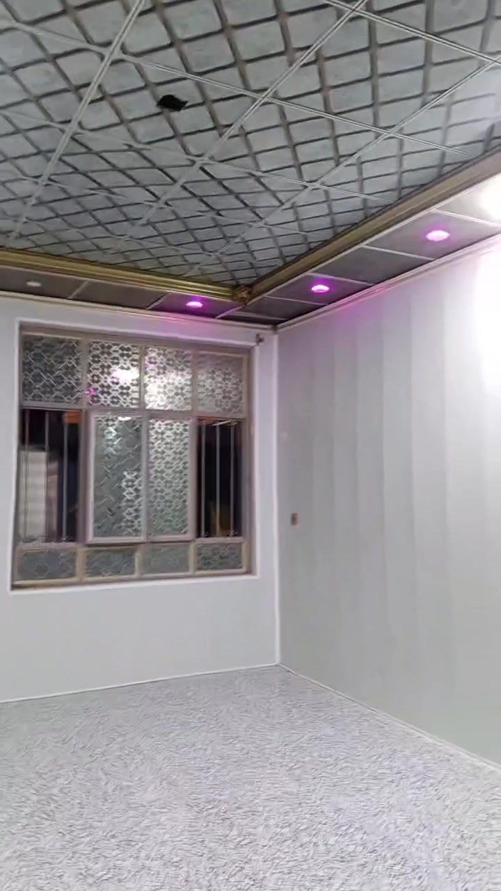 للبيع مساحته 150 كاطون رازي شارع ابو رباح خلف صيدليه صدئ شفاء متكون من غرفتين صاله مطبخ استقبال مع تانكيات ماي عدد2 وسخانات عدد2ومغاسل 2  سعره(. 130) وبي مجال  رقم تواصل ***********
