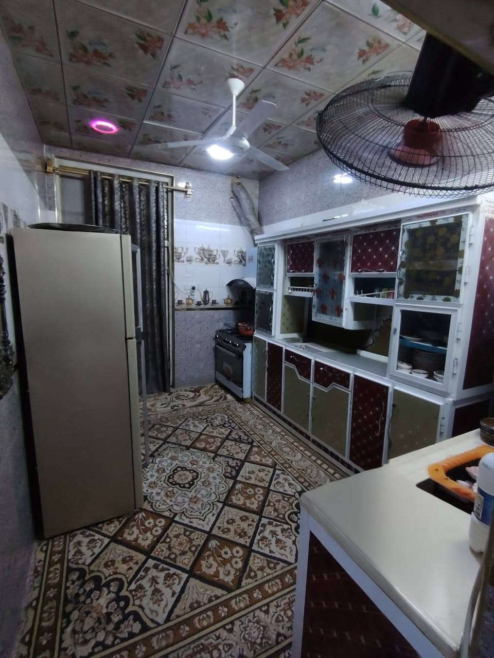 بيت 200 متر   التضحيه حي ام البنين موجود كافه  الخدمات  تبليط يحتوي عله غرفتين وصاله كبيره ودوانيه ومطبخين وحمامين  وصحيات خارجية حمام وتواليت    ويحتوي عله شقه درج خارجي وداخلي. تحتوي الشقة عله غرفه وصاله ومطبخ وصحيات  البناء رباط كونكريت و بلوك الدوز  عكاده البناء الفوك فرمستون  السعر 125 وبيه مجال للشراي *********** بيه وات ساب
