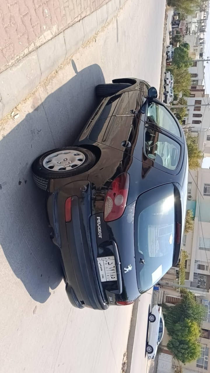 Peugeot 206+ RS
بەناوی خوای گەورەو میهرەبان
***********
بيجۆ فرەنسی مەکینە Z06
مۆدیل 2011
گیر عادی مرغوب 
گیر و مەکینەی بەشەرت 
تەبرید ساردو گەرم 
سەنەوی پلاستیک ورەقەم جنوب بەشەرتی ئەولیاتو حاسیبە 
جام کارەبای و تحدید سورعە 
بەنزین زۆر کەم دەخوات 
بی بۆیاخ و بی دەعم هەندیک وردە ساردی بجوکی هەیە شایەنی باس نیە 
گیرو مەکینەو ئەولیات و مالی مەدەنی تەقەو رەقەو براوەو وەرگەران و دەعم لیدران و ئیرباگی بەشەرت
نرخی 44وەرەقەو کەمیک مەجال گۆرینەوەیش ئەکەم 
لەپێنجوێنم ٠
***********

