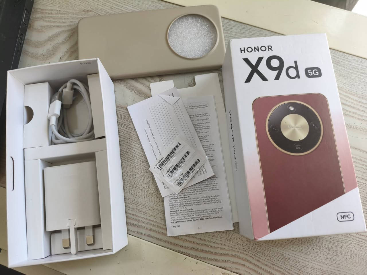 HONOR X9d بسعر جدا مناسب فقط معرب غير مستخدم مع كافة ملحقاته
مواصفات الجهاز
مقاوم للماء والكسر
 كاميرا ::"MATRIX" بدقة 108 ميجابكسل.
بطارية : سعة ضخمة تصل إلى 8300 مللي أمبير.
الشاشة بحجم 6.79 إنش وتدعم معدل تحديث 120 هرتز.ي  
المعالج 6 Gen4 Snapdragon
  الذاكرة عشوائية  12 +12.
التواصل على الخاص او ***********

